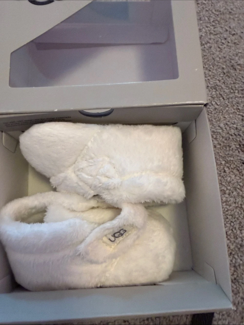 UGG White Infant Sheepskin Booties - Soft Baby Slippers baby size 3.